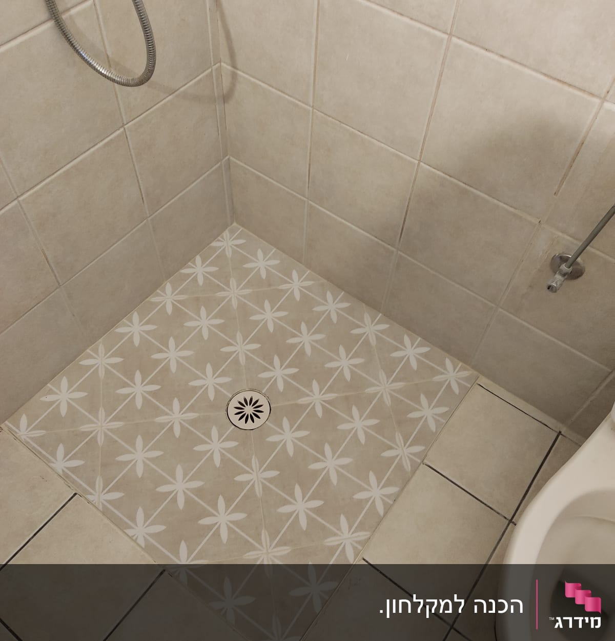 רצפת מקלחת עם ניקוז ומקלחת יד